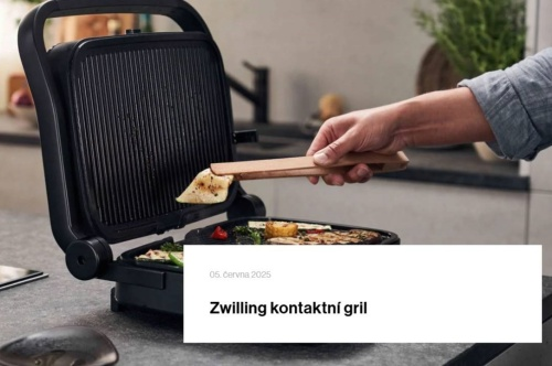 kontaktní gril v kuchyni, ze kterého ruka s klíšťaty bere ugrilované maso