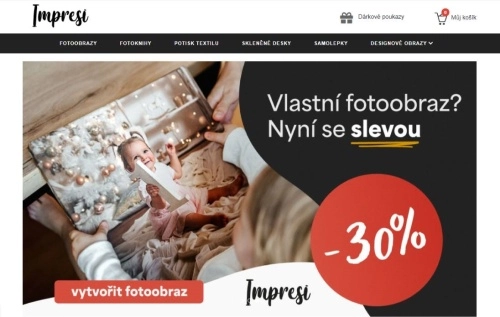 dítě dívající se na vlastní fotoobraz