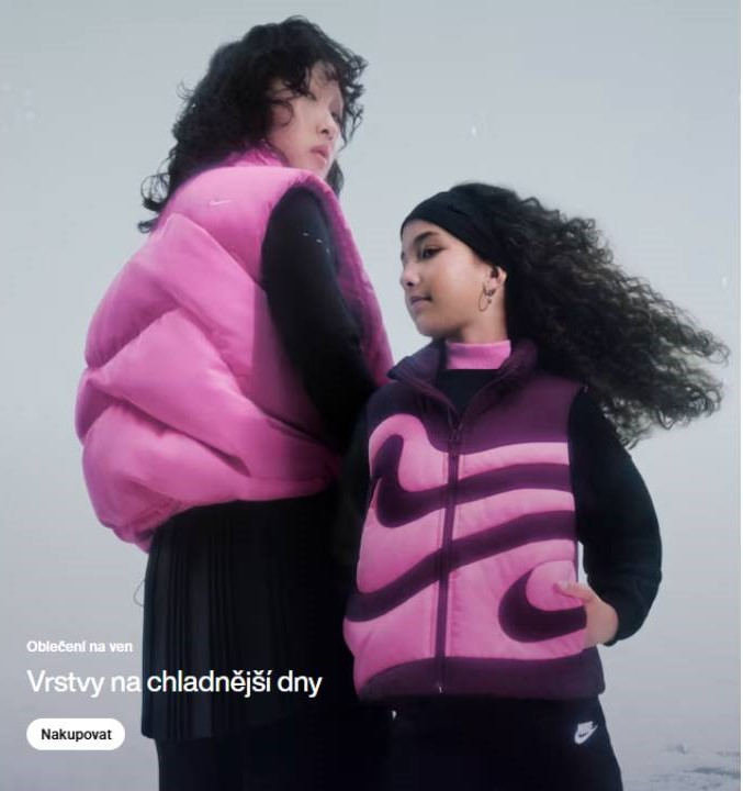 dvě ženy v tmavém oblečení a s růžovými vestami