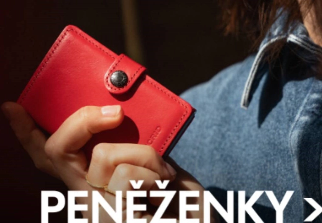 červená peněženka v ruce člověka v modré košili