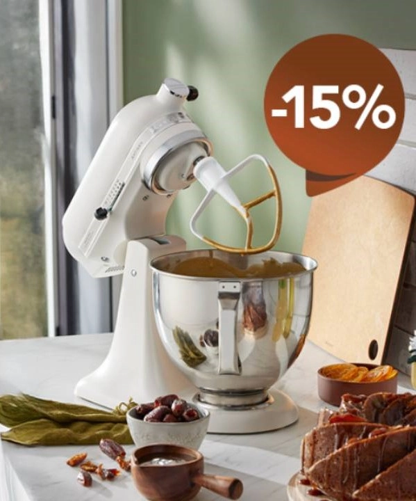 kuchyňský robot na kuchyňské lince spolu s potravinami