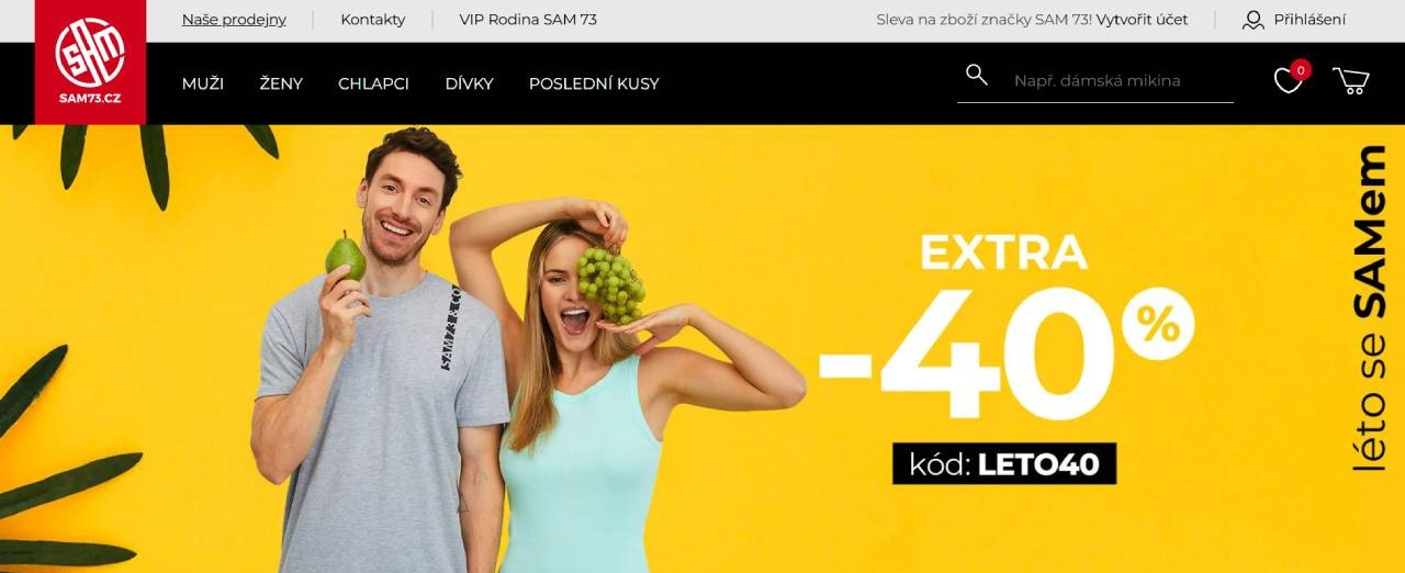 muž v šedém tričku s hruškou v ruce a žena v tyrkysovém tílku s hroznem