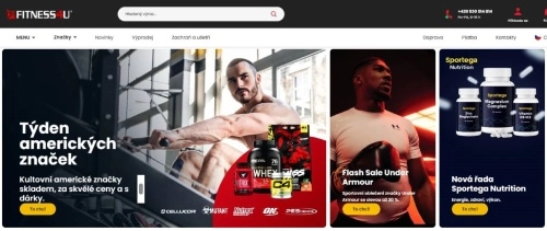 muž posilující v posilovně a muž s boxerskou rukavicí