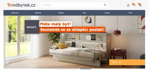 ložnice se sklápěcí postelí, stolkem a dekoracemi