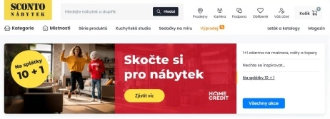 skákající žena při sedačce v obýváku