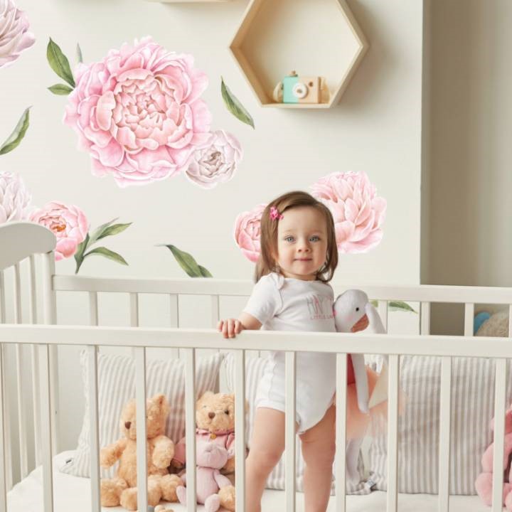 Monkey Mum - holčička v dětské postýlce s plyšákem