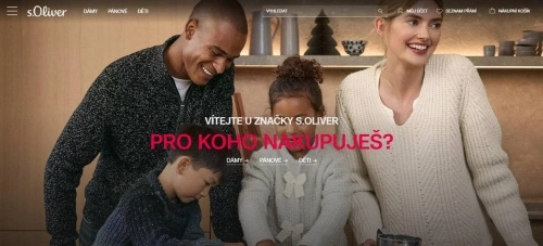 rodina oblečená ve svetrech v domácnosti