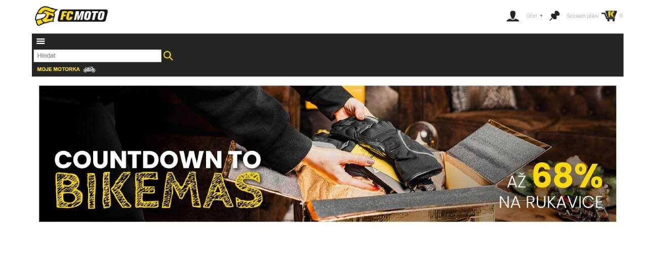 ruce vytahující motorkářské rukavice z krabice