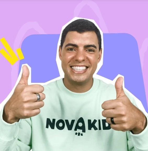 lektor angličtiny s logem společnosti ukazující palce nahoru