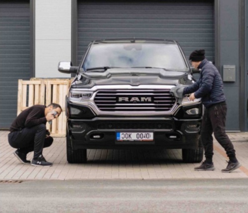 vLesku.cz - dva muži leští auto
