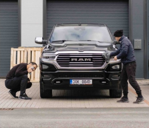 vLesku.cz - dva muži leští auto