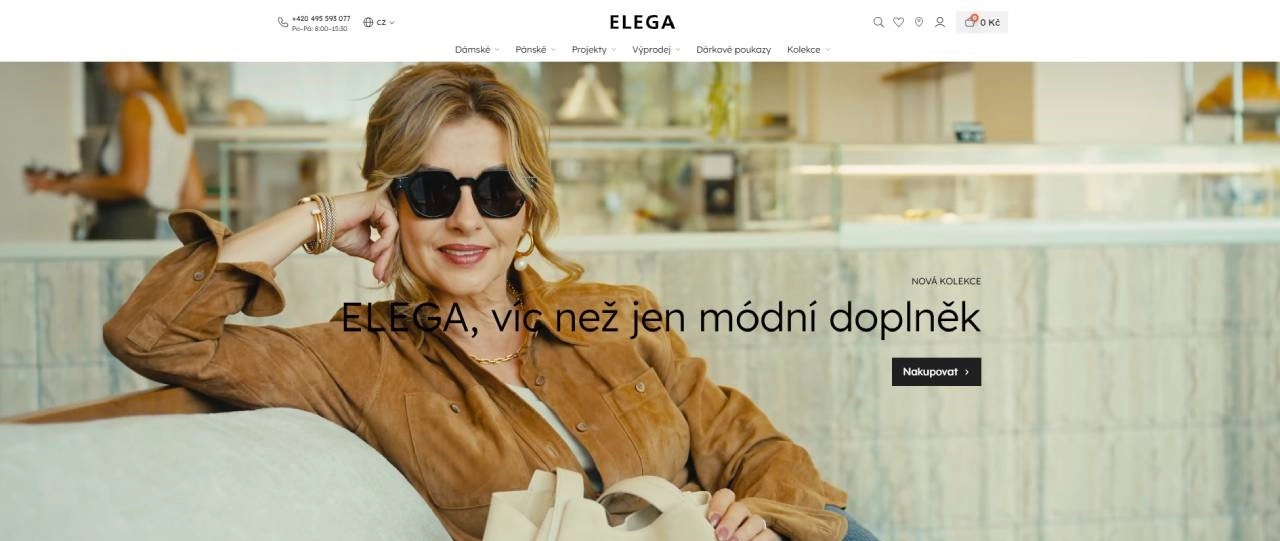 žena sedící na pohovce a držící kabelku