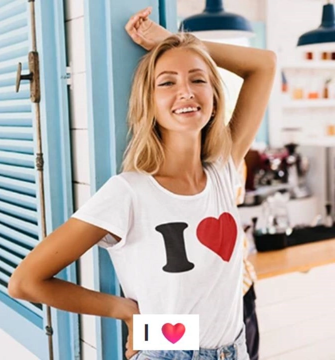 usmívající se žena v bílém tričku s nápisem I love