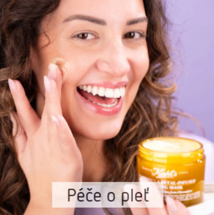 žena s krémem v ruce aplikující si krém na obličej