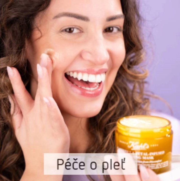 žena s krémem v ruce aplikující si krém na obličej