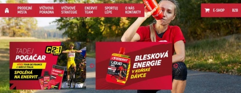sportovkyně pijící z láhve a cyklista na kole