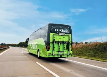 flixbus - autobus na ceste ze zadu