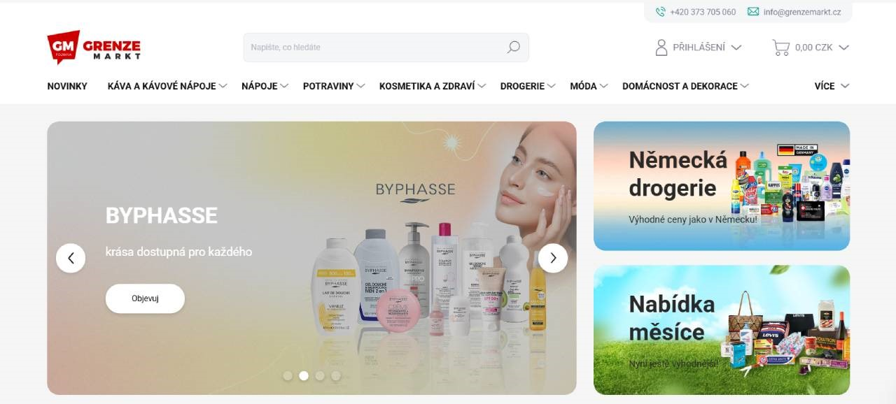Grenze Markt - žena aplikující krém na obličej a před ní produkty Byphasse, produkty německé drogerie a různé produkty na trávě