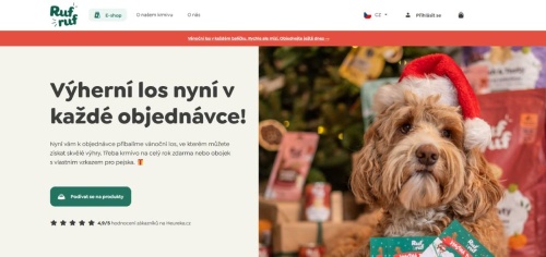 pes s vánoční čepicí u balíčků pod stromečkem