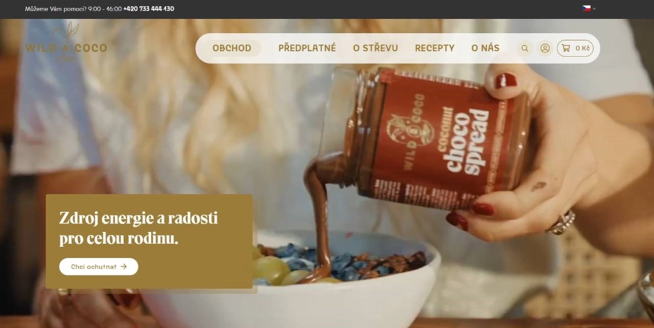 čokoláda přidávaná do misky s ovocem