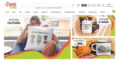 dívka s polštářem sedící u okna, hrnek s nápisem a plecháček s potiskem