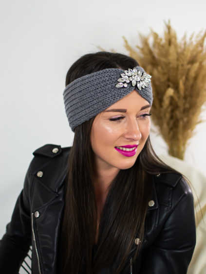 budesin - zena v kozenke a s celenkou na hlave