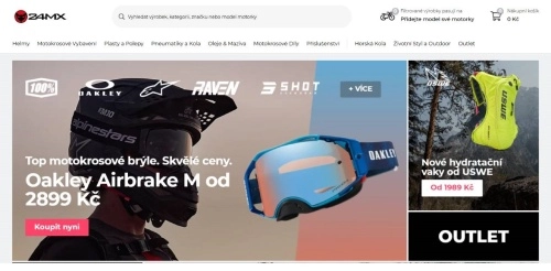 motokroser v černé helmě a černých brýlích