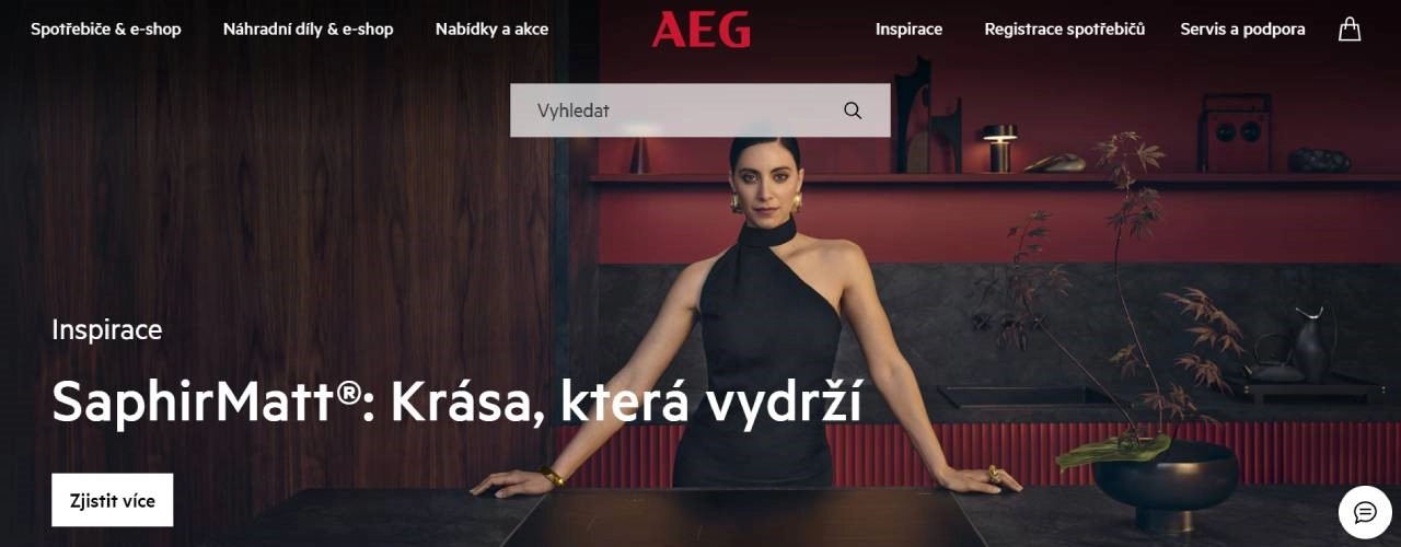 žena stojící v kuchyni u kuchyňské linky