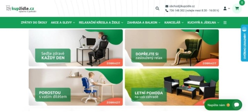 jimž sedící na židli za počítačem, dítě sedící za stolem, křeslo v obýváku a letní sezení