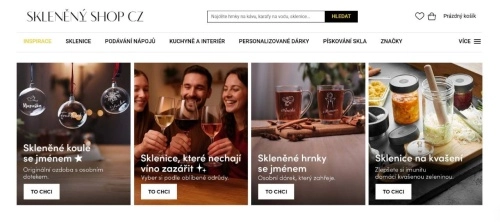 skleněné koule, přátelé s vínovými skleničkami v rukou, skleněné hrnky a sklenice na kvašení