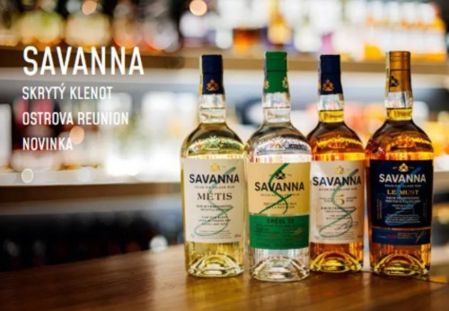láhve s různými destiláty značky Savana