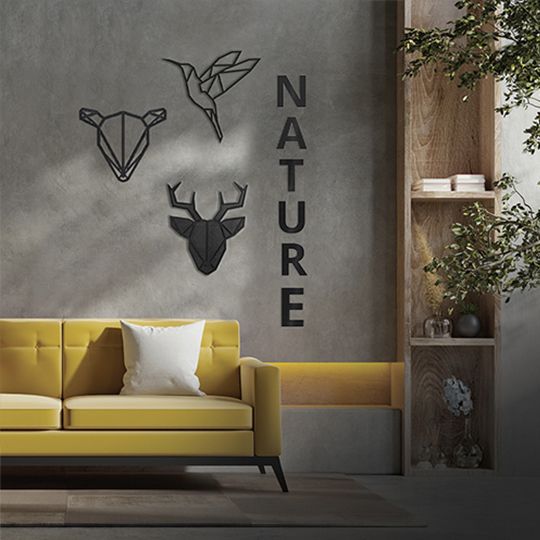 bewooden - obyvacka kde je zluta pohovka a na stene za ni napis nature a tri namalovana zvirata