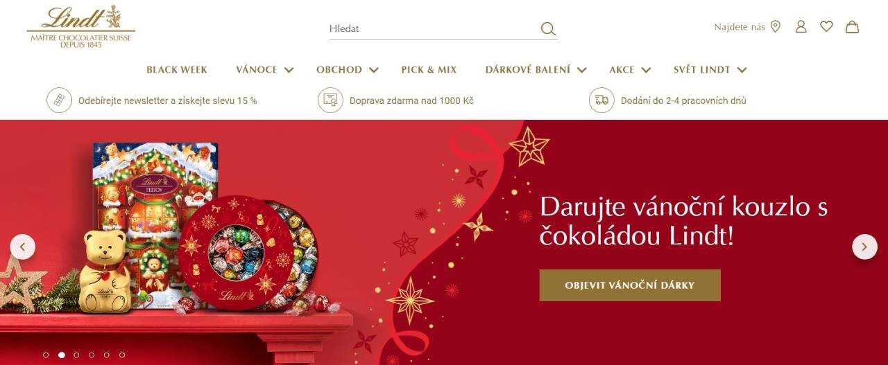 čokoládový medvídek, bonboniéry a adventní kalendář na poličce