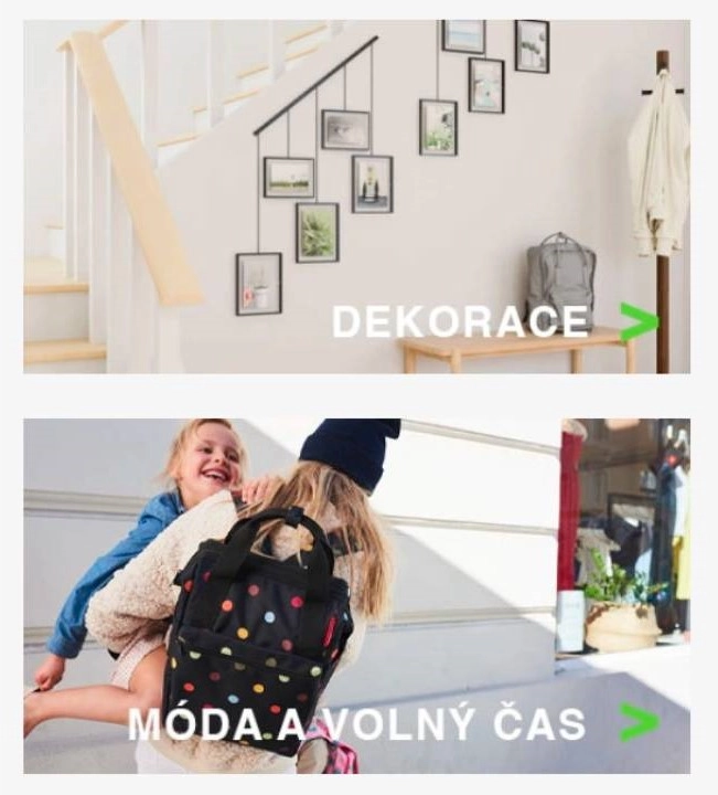 obrázky na stěně pod schody, batoh na stole, věšák se svetrem a máma s dcerou v objetí