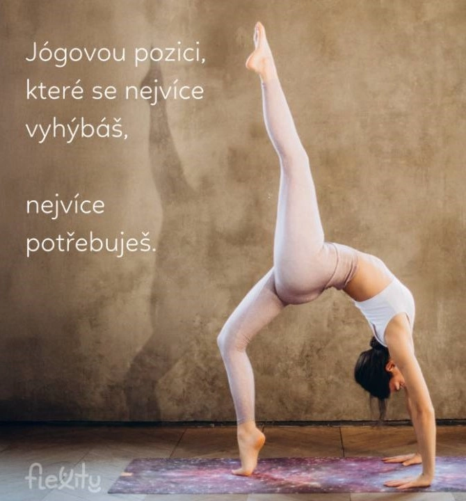 žena v jógové poloze