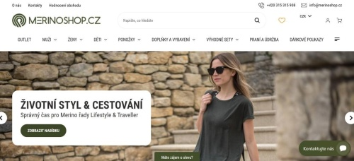 Merinoshop - žena v černém tričku s černými brýlemi kráčející městem