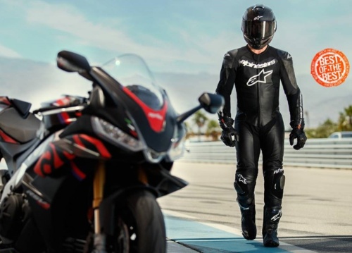 Bikers Crown - motorkář v motoristickém oblečení is přilbou a vedle něj motorka