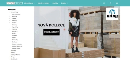 žena v módním oblečení stojící na kartonech ve skladu