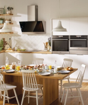 domácí spotřebiče v dřevěné kuchyni