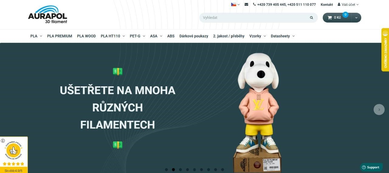 figurka psa stojící na balení s kotoučem tiskové struny