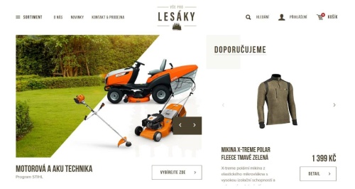 různé druhy sekaček, zelený trávník a hnědá mikina