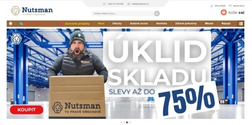 muž v zimním oblečení s balíkem v rukou ve skladu