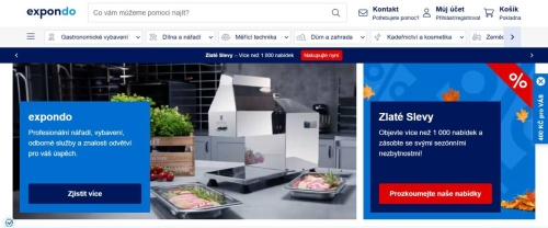 kráječ masa na kuchyňském pultu spolu s miskami s masem a zeleninou