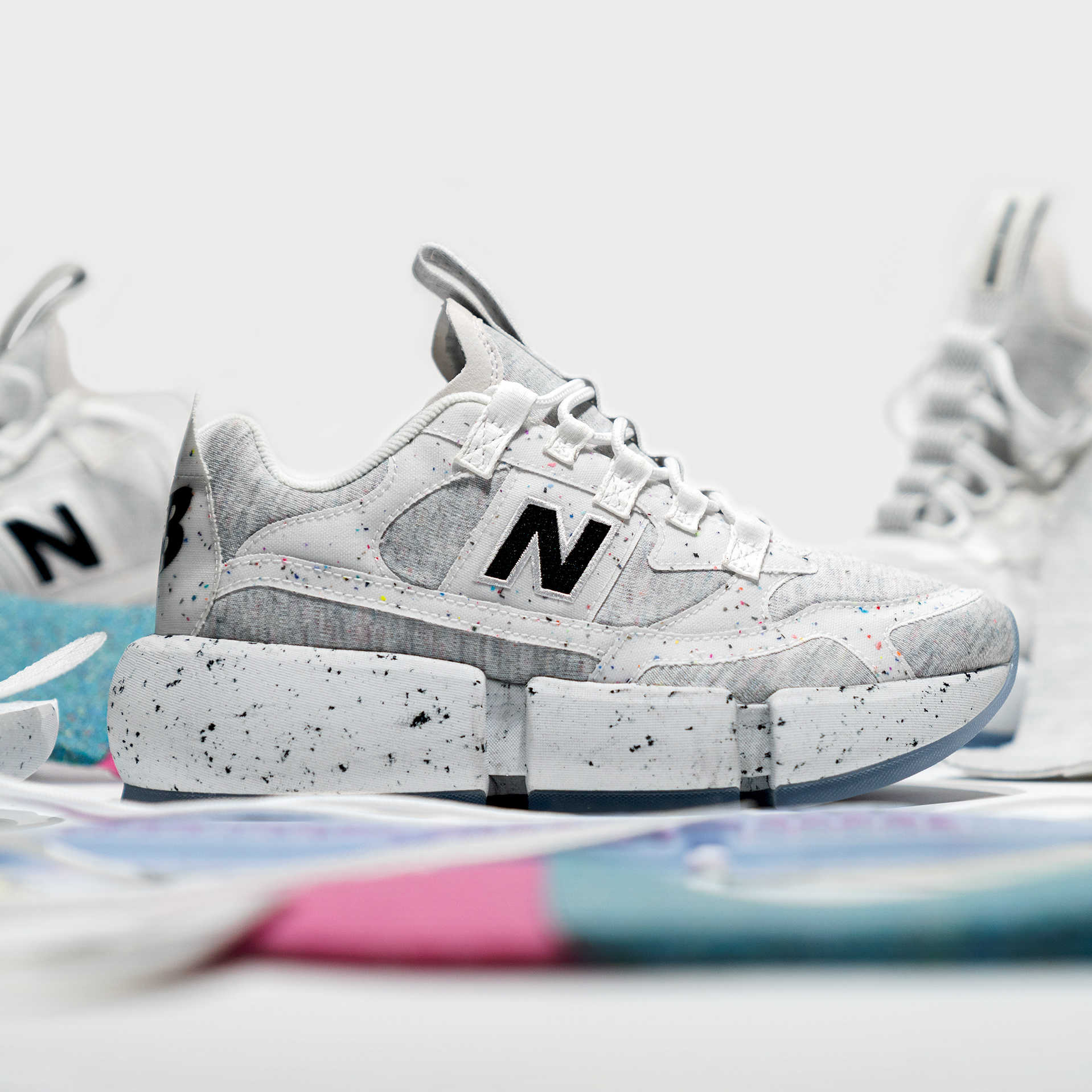 new balance - bile strakate boty zboku