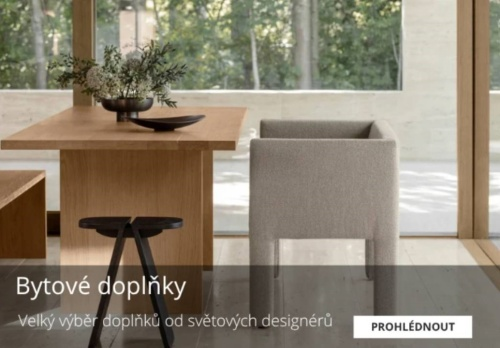 stůl s talířem a květinou jako dekorací, křeslo, židle a lavice k sezení v místnosti