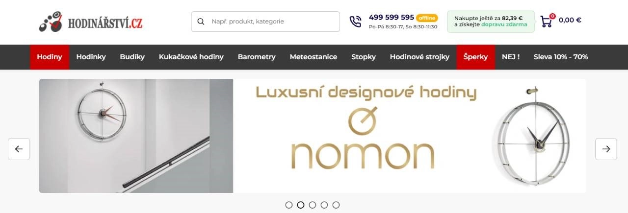 nástěnné hodiny visící na stěně u schodiště