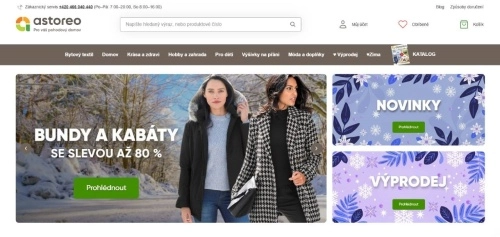 žena v kostkovaném kabátě a černém roláku a žena v černém saku a modrém svetru