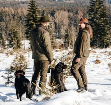 dva lesáci se psy v přírodě