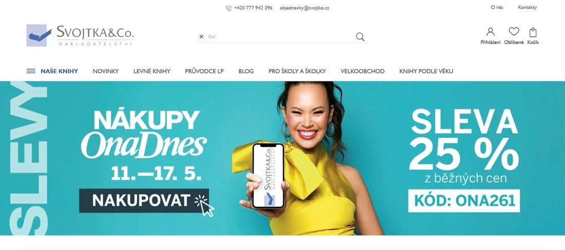 Homepage e-shopu Svojtka na tyrkysovém podkladu žena s mobilem