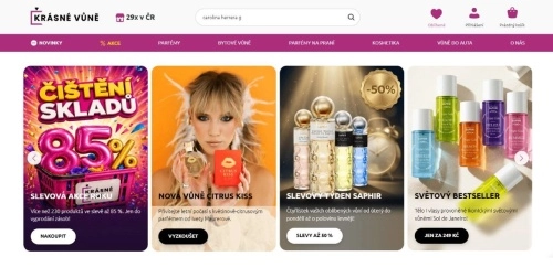 žena s voňavkou v ruce, produkty Saphir a produkty Sol de Janeiro